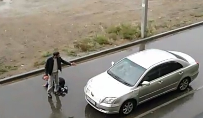 Двое кавказцев днём пытались загрузить человека в машину в мкр. Молодёжный