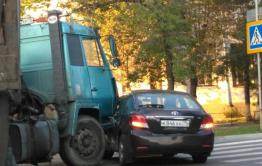 Многотонный грузовик снёс иномарку около школы №49 в Чите (фото)