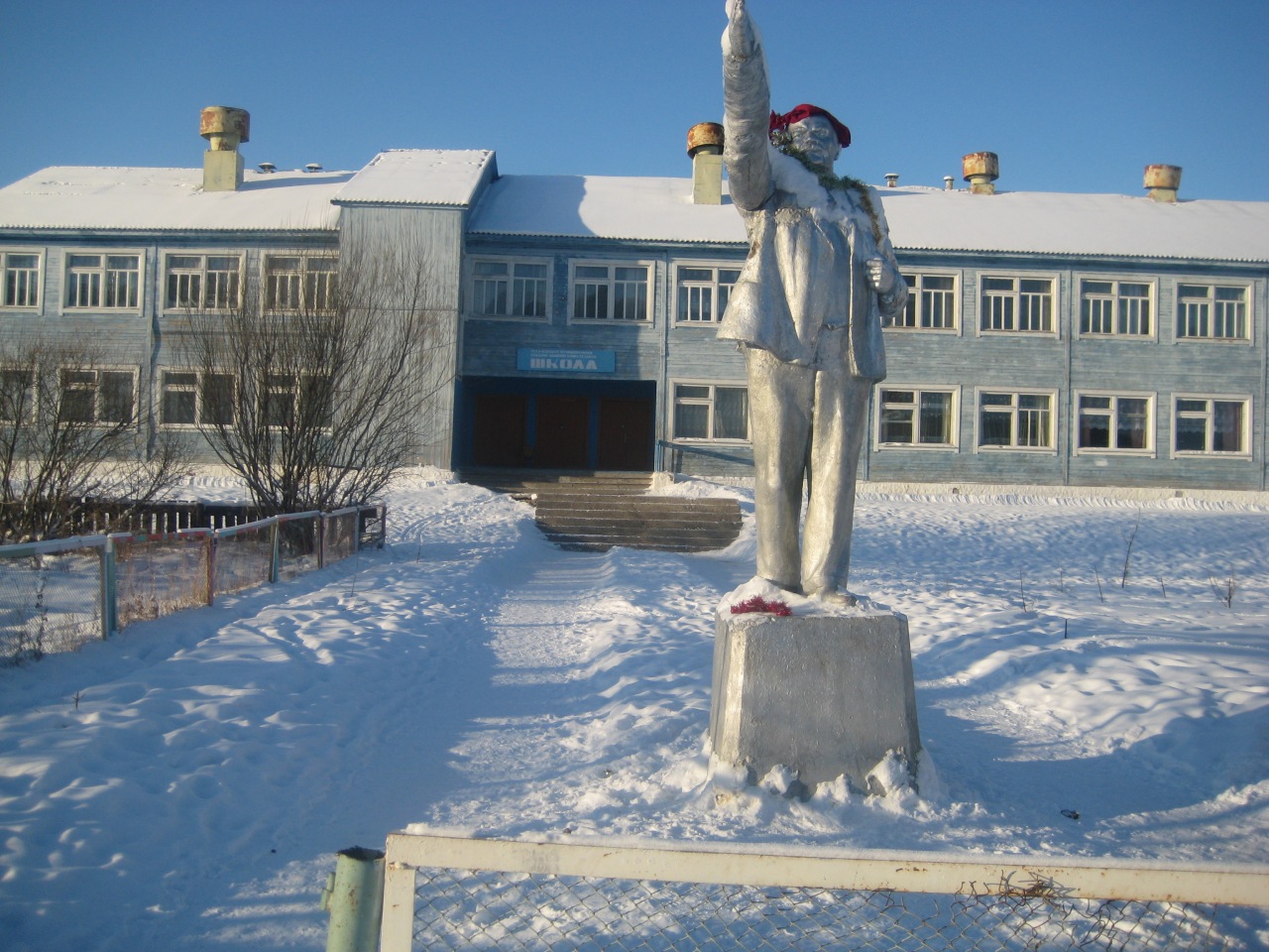 Холод, собаки, душевнобольные - путь в школу по посёлку Усть-Карск
