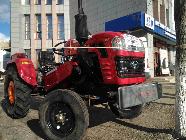 Главный приз «Вечорки» - трактор – уезжает в пос. Агинское на улицу Ленина