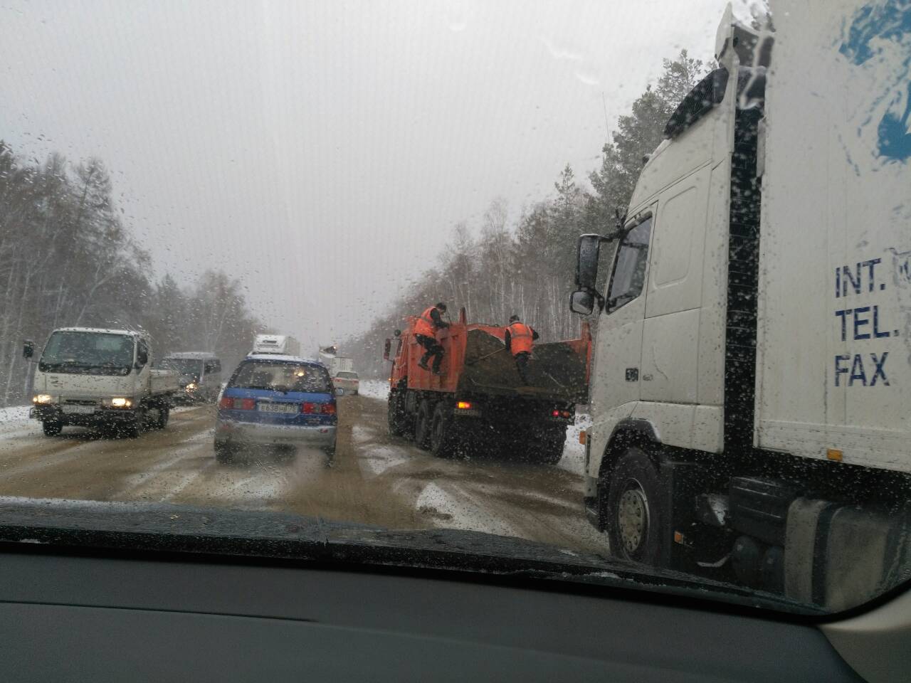 Из-за выпавшего снега движение на трассе Забайкальск-Чита затруднено