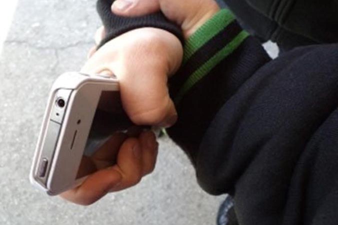Грабитель открыто вырвал айфон у женщины в центре Читы