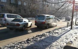 Две столкнувшихся «Тойоты» затруднили движение по Кастринской (фото)