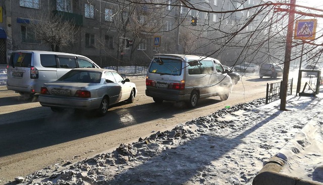 Две столкнувшихся «Тойоты» затруднили движение по Кастринской (фото)