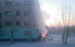 В Ясной мусор жгут прямо возле стены жилого дома