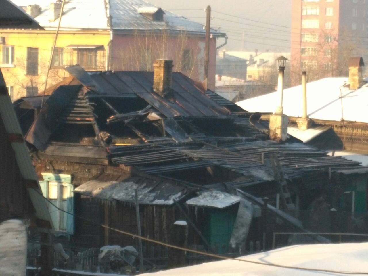 Деревянный дом сгорел в центре Читы