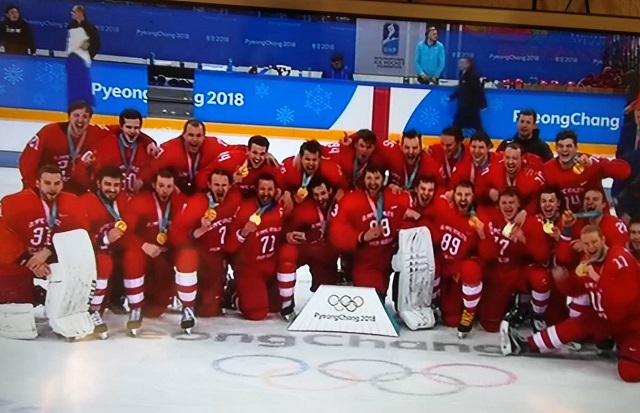 Российские хоккеисты завоевали золото Олимпиады, а болельщики спели запрещенный гимн России