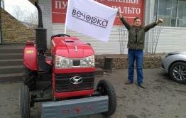 Призовой трактор «Вечорки» уже ждёт своего владельца на площадке розыгрыша