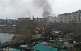 Избушка горит на задворках краевого суда в Чите 