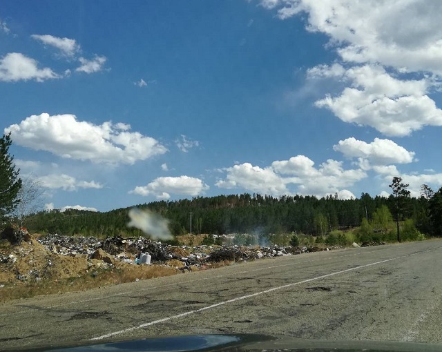 На въезде в Дарасун продолжает гореть мусорная свалка, ранее ставшая причиной лесного пожара