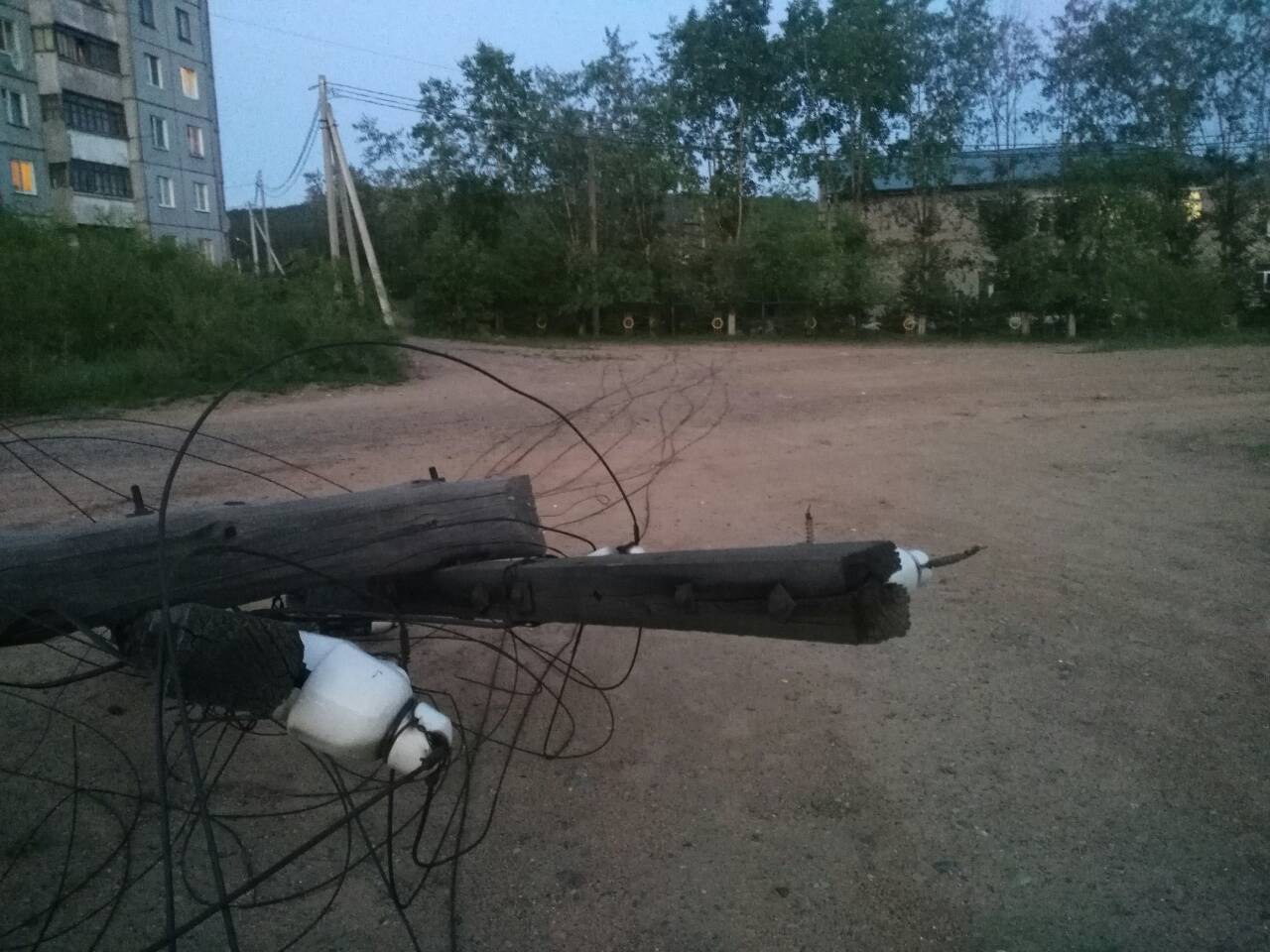 Военный КамАЗ уронил столб с проводами на площадку детсада в Атамановке (ФОТО)