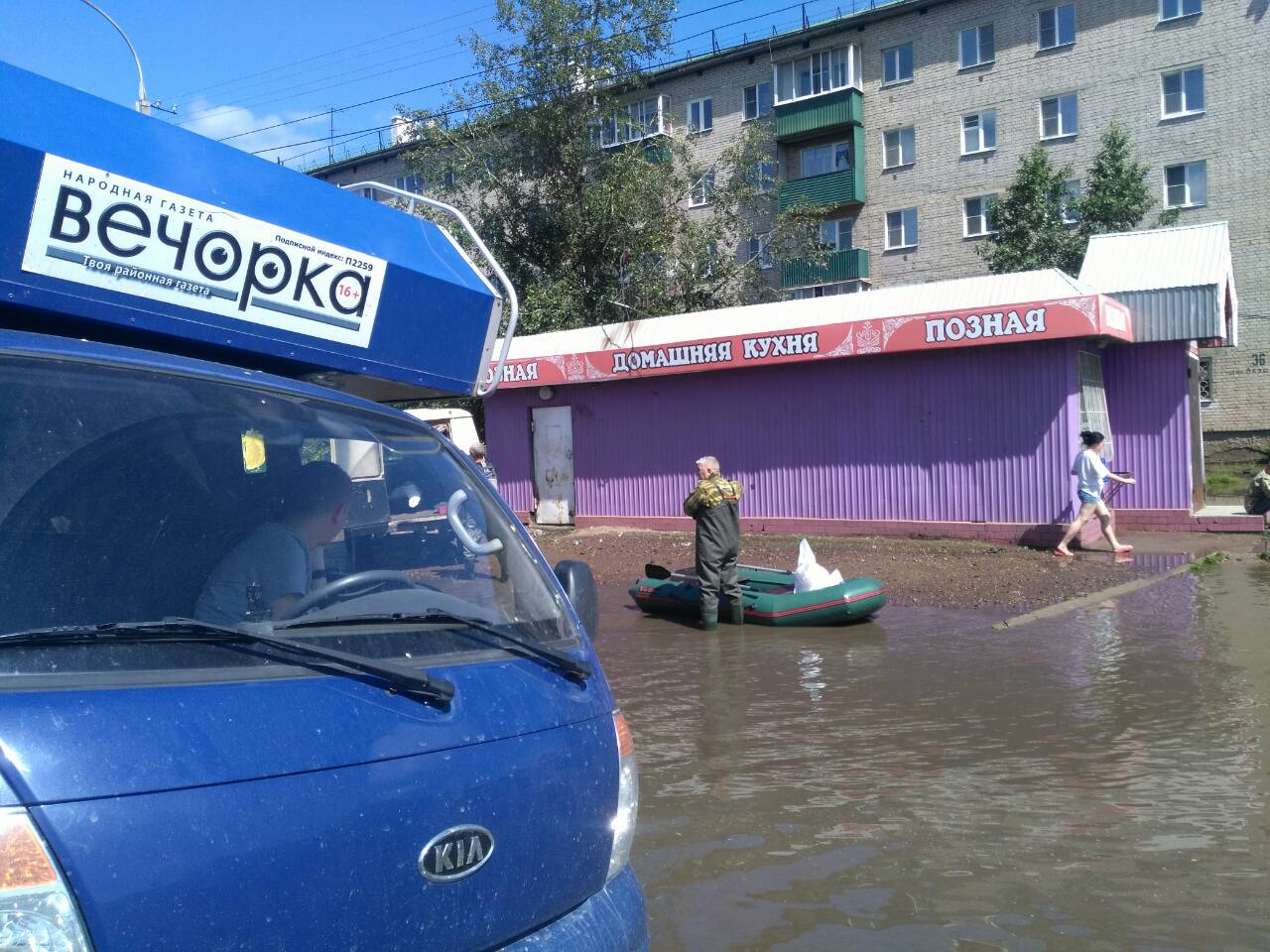 Жители Читы передвигаются на лодках по затопленной улице Лазо