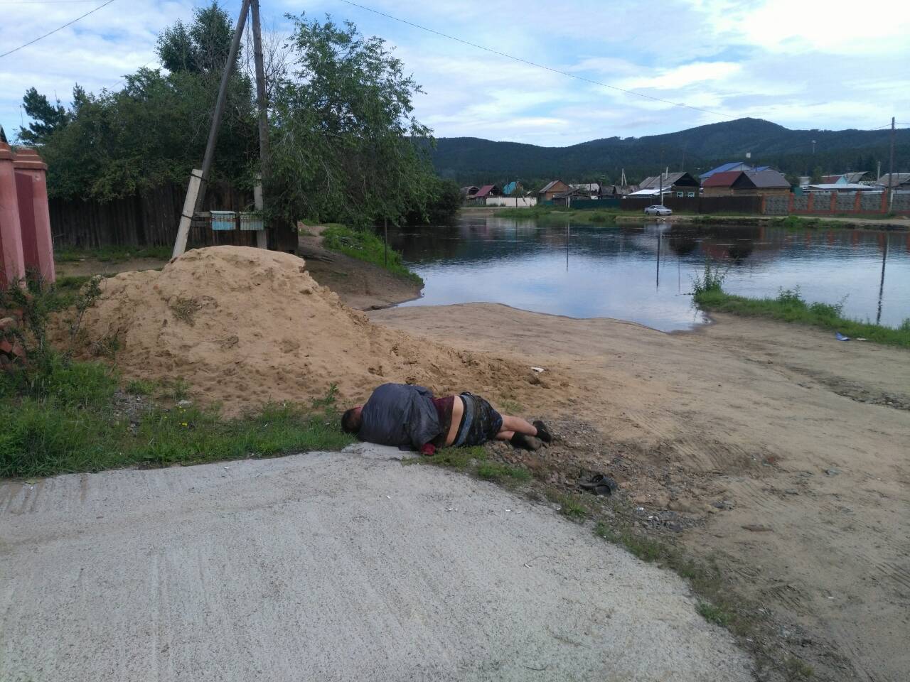 Житель Атамановки проявил мужество, уснув на берегу выходящей из берегов реки