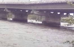 Вода начала размывать мост через Читинку в районе Угдана