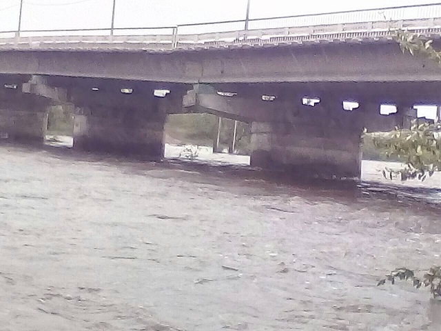 Вода начала размывать мост через Читинку в районе Угдана