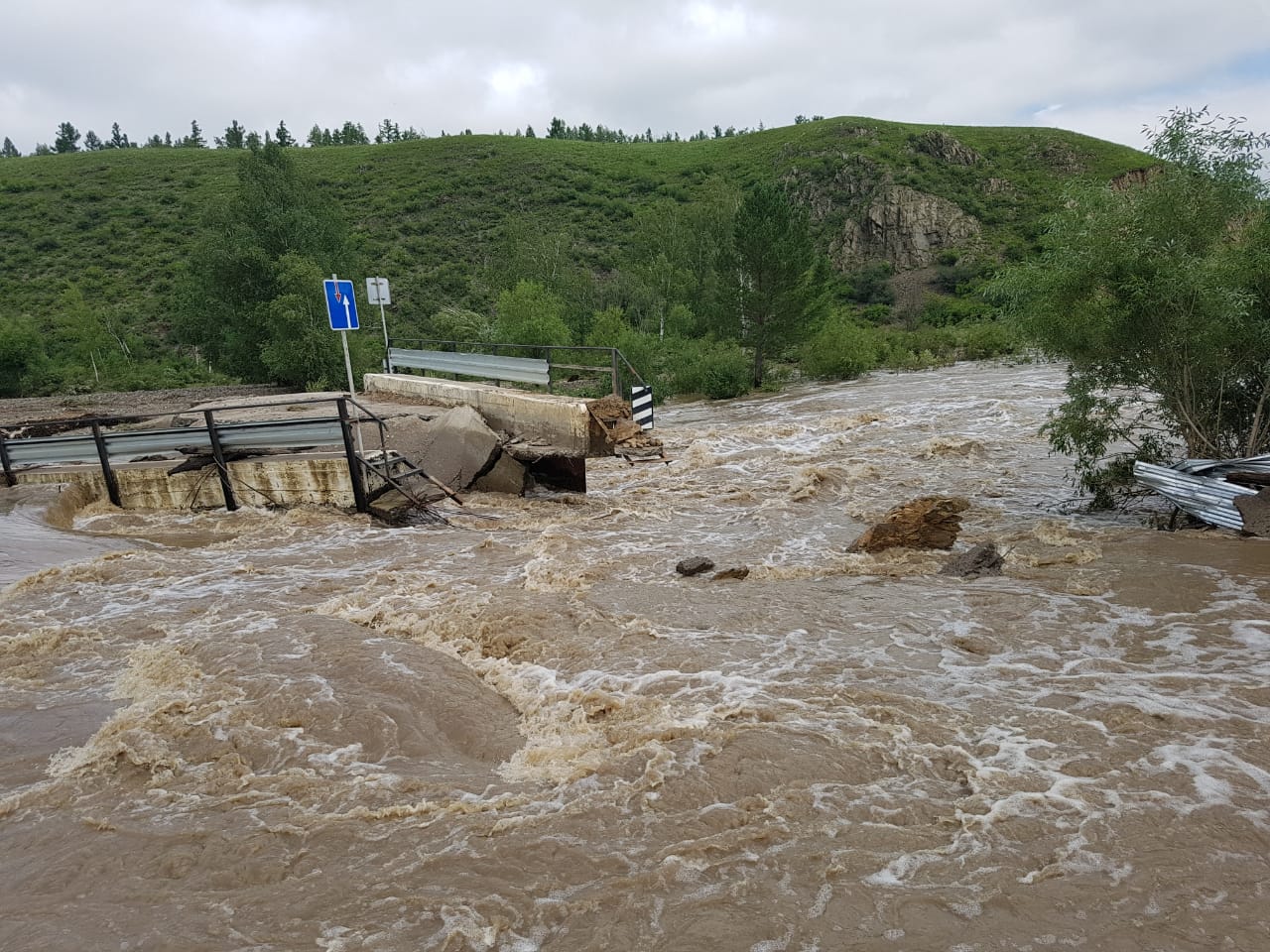 Разрушенный наводнением мост не задержит освобождающихся из Шаргопа
