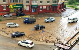 В Сосновом бору дождевая вода затопила бар и завалила камнями дорогу