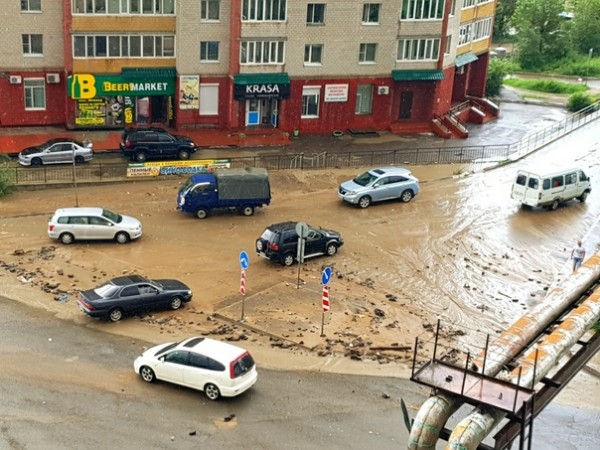 В Сосновом бору дождевая вода затопила бар и завалила камнями дорогу