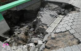 В самом центре Читы на остановке обрушился асфальт