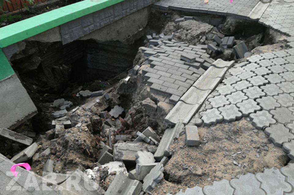 В самом центре Читы на остановке обрушился асфальт