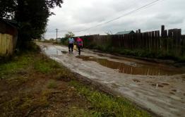 Жители Шилки месят грязь, пытаясь перебраться на другой берег