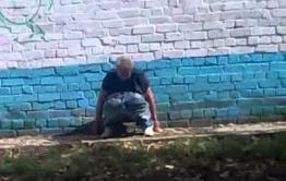 Читинцы сняли бомжа, гадящего около 