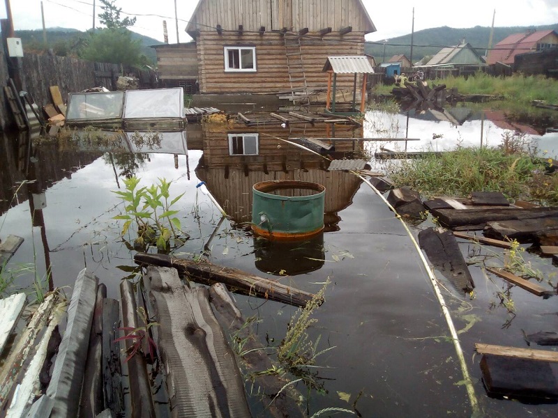 Многодетная мать из Антипихи была вынуждена покинуть дом из-за наводнения