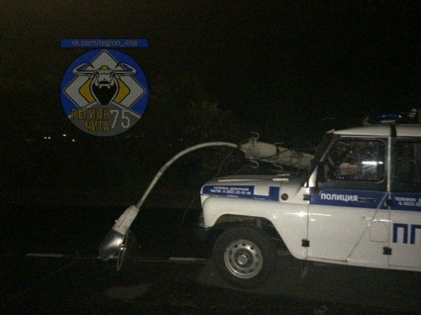 Пьяный читинец на Nissan Skyline уронил фонарный столб на полицейскую машину