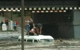 Автобусный маршрут № 2 из-за ямы сократился на один километр, люди идут пешком