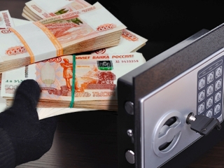 Два борзинца вытащили из сейфа в торговом центре почти 2 млн рублей, чтобы купить машины