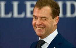 Медведев внезапно стал ученым и написал статью о необходимости повышения пенсионного возраста