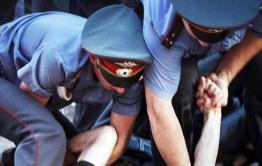Забайкалец устроил дебош в дежурной части, попытавшись разбить стекло столом
