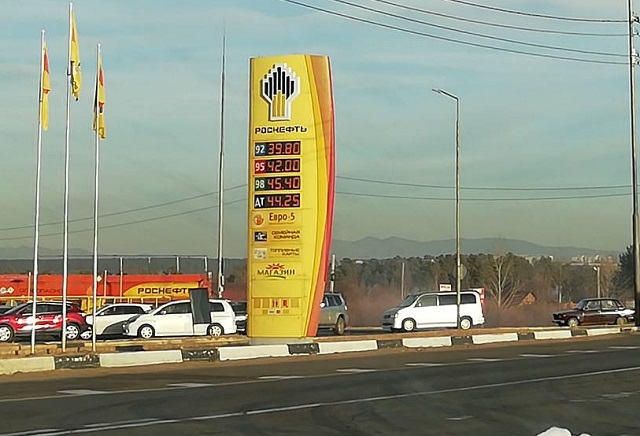 Мандраж после проверок в «Нефтемаркете»? Цена на бензин на «Роснефти» ниже на 10 рублей, чем у других