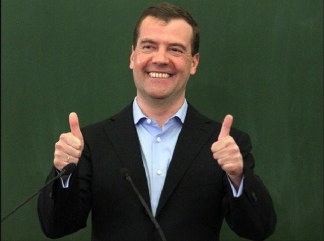 В Сети идет сбор подписей под требованием назначить Медведеву зарплату равную прожиточному минимуму
