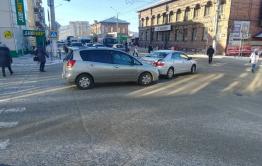 Переобулись, но к скользким дорогам не привыкли — после выпавшего снега в Чите бьются машины