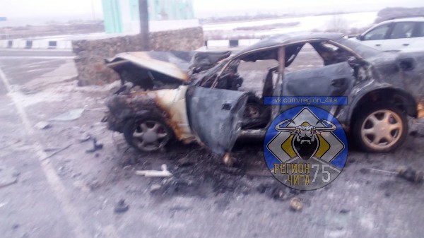 Водитель иномарки врезался в стелу на въезде в Нерчинск и сгорел