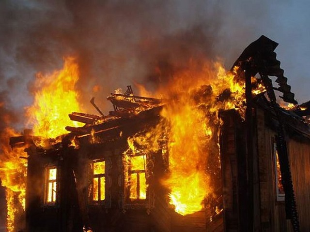 Трое человек задохнулись в горящем доме в Могойтуе