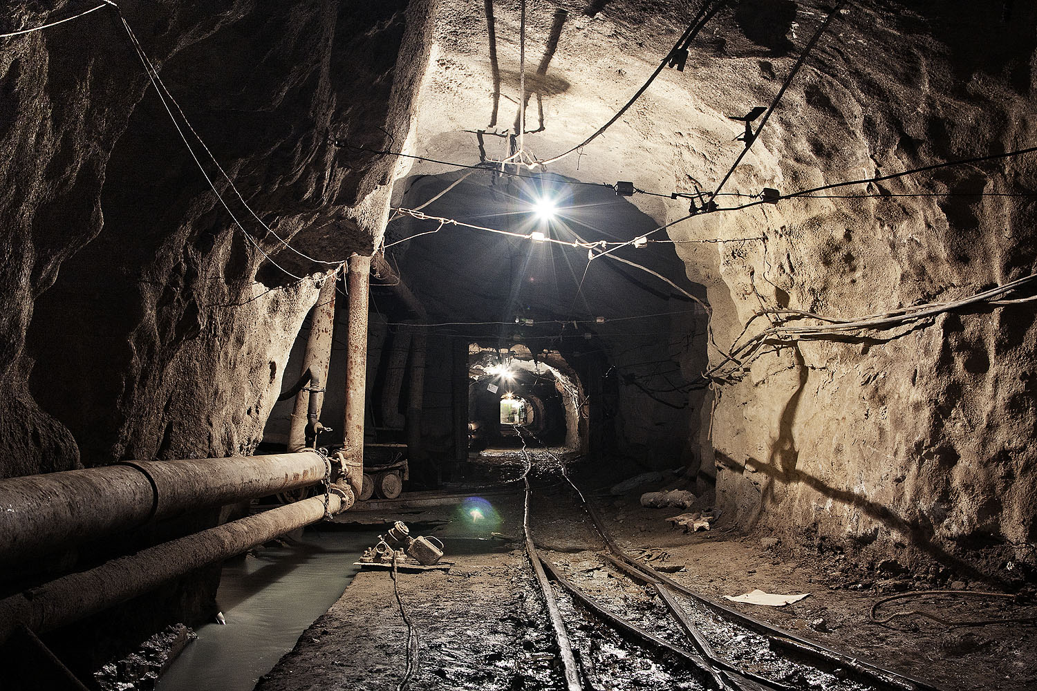 На шахте в руднике погибли 22-летний парень и 25-летняя девушка