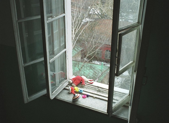 В Чите поселке Энергетиков из окна многоэтажного дома выпал ребенок