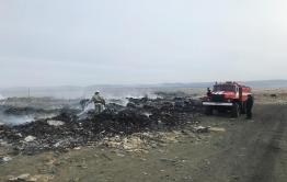 Под Читой продолжают тушить пожар на городской свалке
