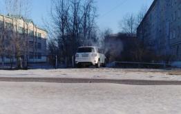 Водитель внедорожника без номеров уснул в машине, перегородив тротуар