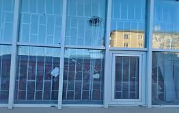 Осужденный на 10 суток ареста разбил окна Борзинского районного суда