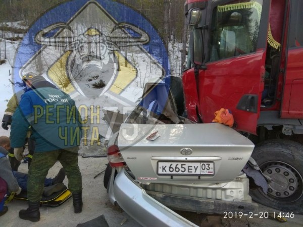 Последний пассажир легковушки, столкнувшейся в Забайкалье с фурой, умер в больнице