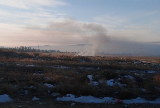У села Большая Тура горит свалка, грозящая перерасти в лесной пожар