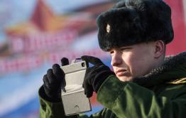 Военнослужащих будут увольнять за смартфоны