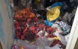 Заваленную мусором и собачьим пометом квартиру вскрыли в Забайкальске