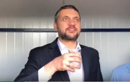 ​Александр Осипов в Приисковой продегустировал питьевую воду из новой скважины