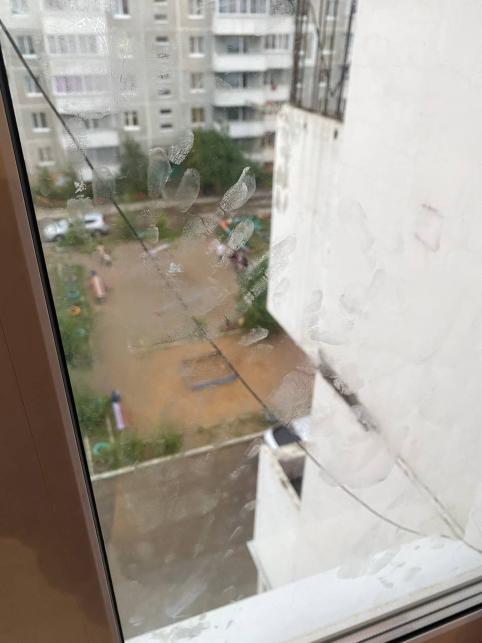  Ребенок выпал из окна жилого дома в Забайкалье. Следователи работают на месте происшествия.