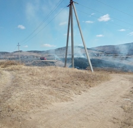 ​Кладбище загорелось из-за возгорания травы в Засопке