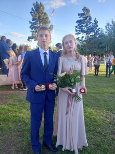 Кыринская школа в 2022-ом году выпустила двух золотых медалистов. Это Иванна Праницкая и Евгений Давыдов. 24 июня 2022.